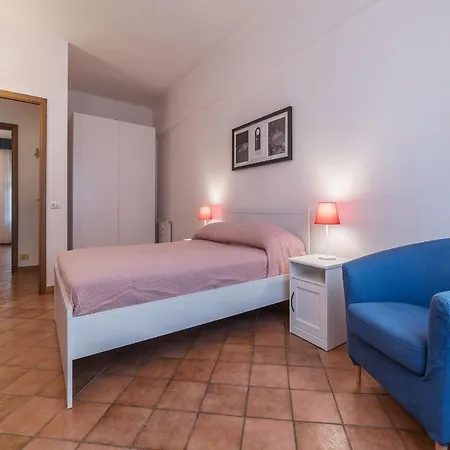 San Lorenzo Roomy Apartment *